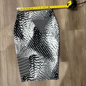 Thalia Sodi Black and White Abstract Pencil Skirt